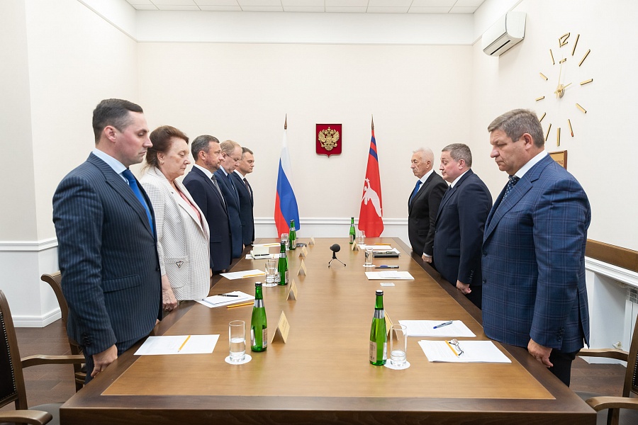 Губернатор Волгоградской области встретился с руководителями партий